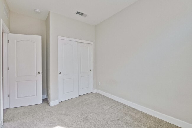 Building Photo - 3 bed 3 bath home in Blossom Hill area!