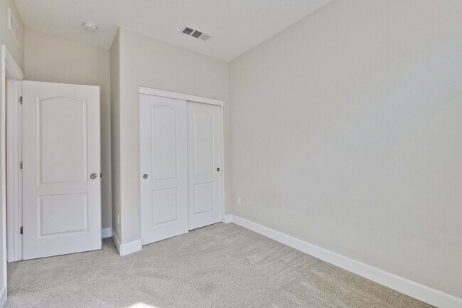 Building Photo - Exquisite 3 bedroom 3 bathroom home in San Jose Blossom Hill area!