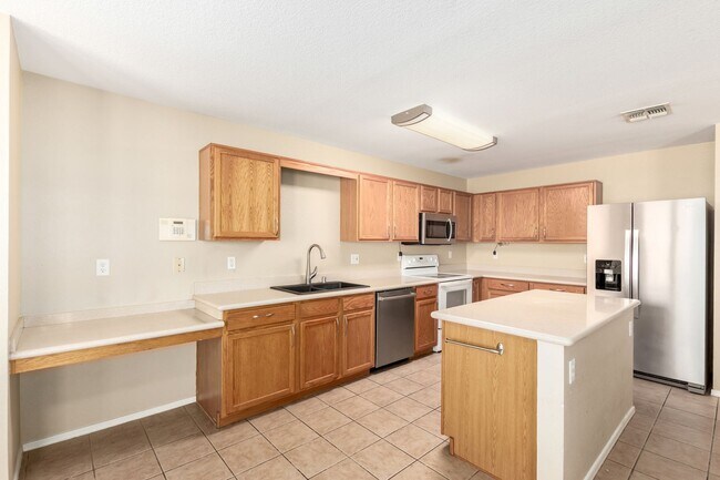 Building Photo - Spacious & Elegant Home with Resort-Style Backyard in Gated Community