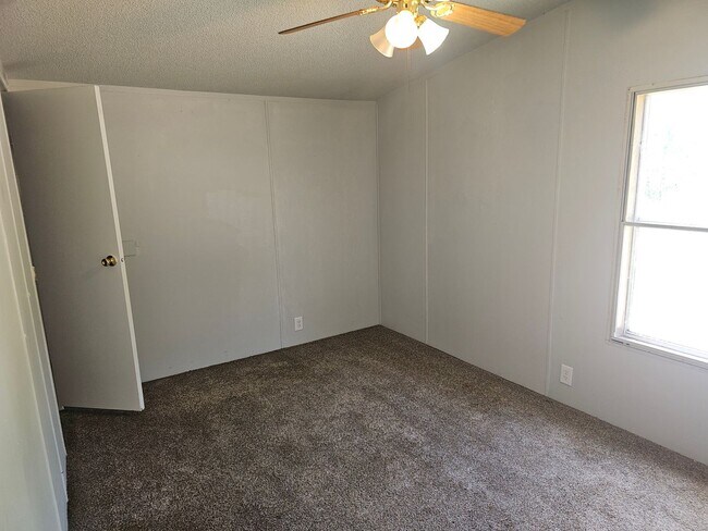 Building Photo - 3 bed 2 bath Mobile Home