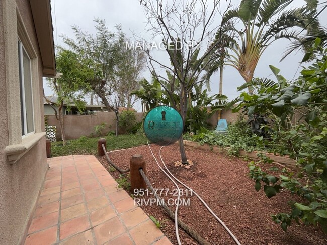 Building Photo - Charming 3-Bedroom Pool Home for Rent in R...