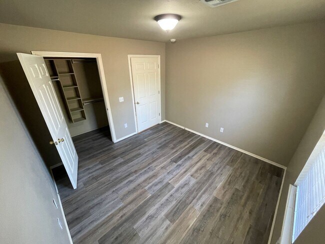 Building Photo - 3 br, 2 bath House - 400 N Willowood Drive