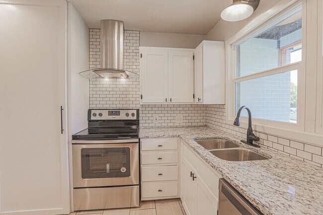 Building Photo - Pre Leasing for fall 2026! 4/2 in Medical District