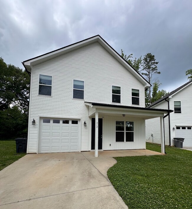 Building Photo - 4 BEDROOMS. 3 BATHS. TRAVELERS REST.