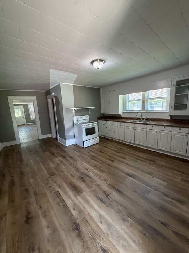Building Photo - New in DuQuoin!