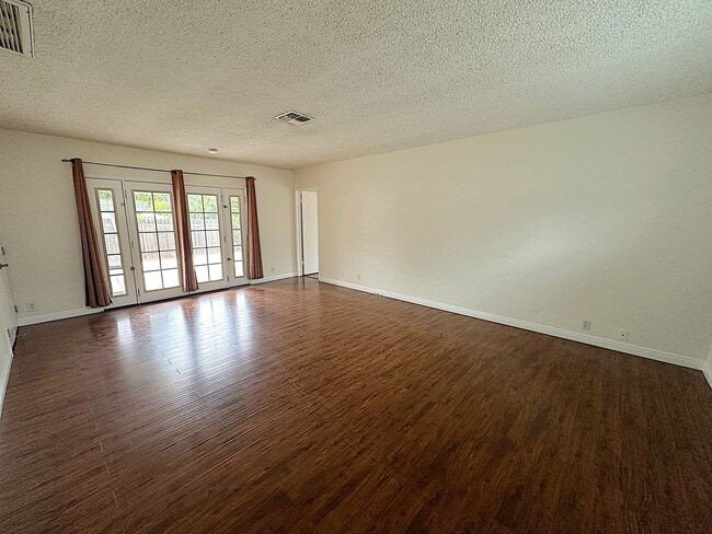 Building Photo - BEAUTIFUL 3 BDRM/2BATH ENCINO HOME