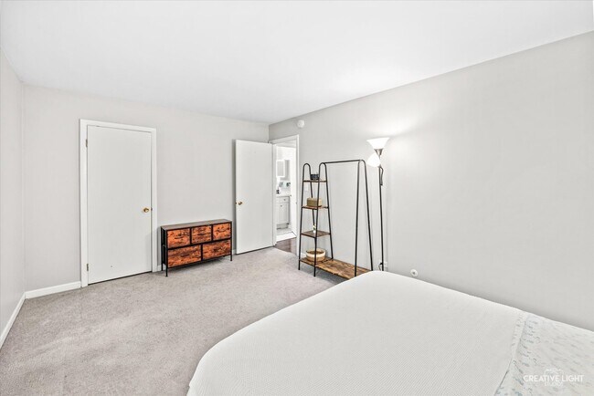 Building Photo - 2220 Country Club Dr