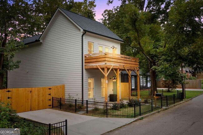 Building Photo - 1052 Camilla St SW