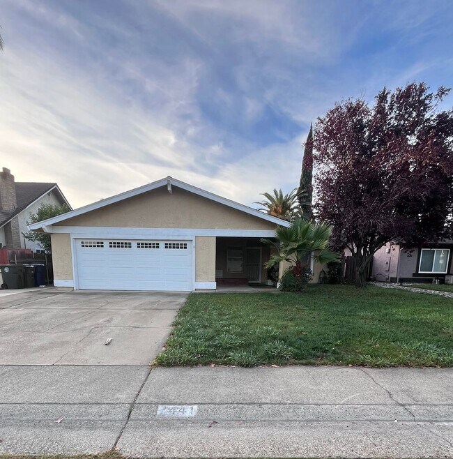 Building Photo - NICE UPDATED HOME IN CITRUS HEIGHTS!!