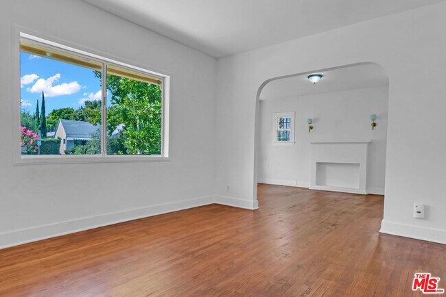 Building Photo - 736 N Poinsettia Pl