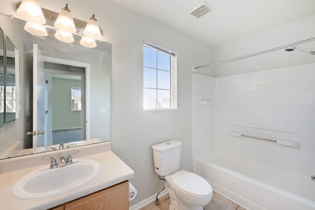 Building Photo - Lovely 4 Bed/2 Bath Home Available in Thornton