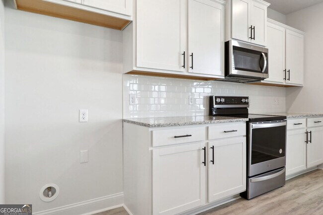 Building Photo - 323 Fox Tail Dr