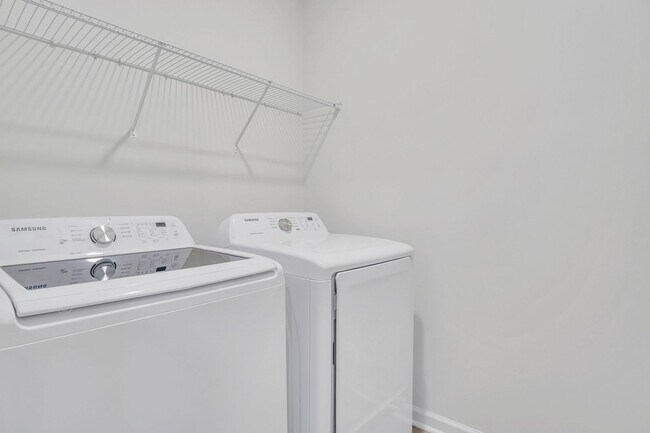 Building Photo - 4 BEDROOMS & FENCED YARD!