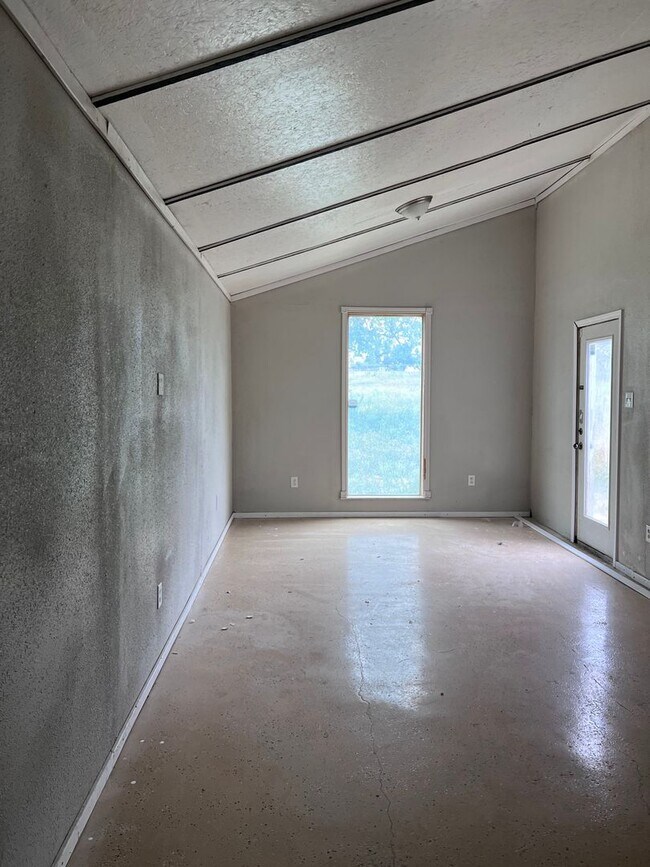 Building Photo - 4 Bedroom, 2 Bathroom Home