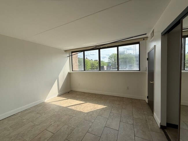 Building Photo - Linden Street Apartment GREAT Location ,in...