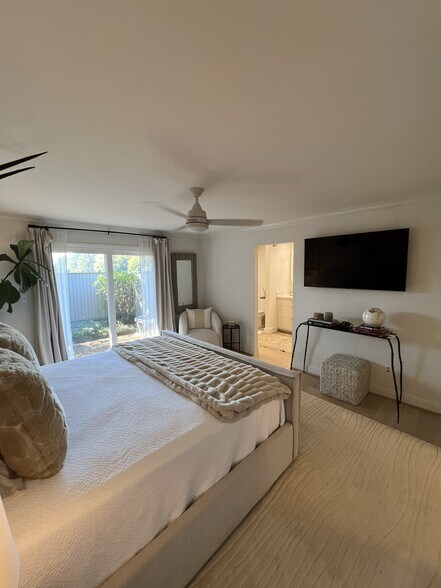 Priimary Bedroom with en suite bathroom - 7725 River Ridge Rd NE