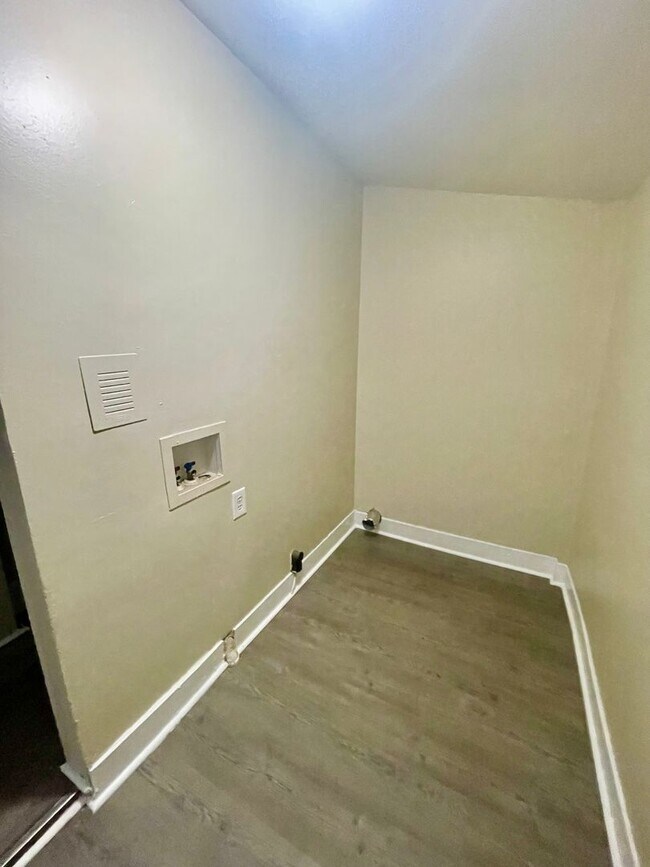 Building Photo - This adorable  2 Bedroom 1 bath home on Glenwood Drive