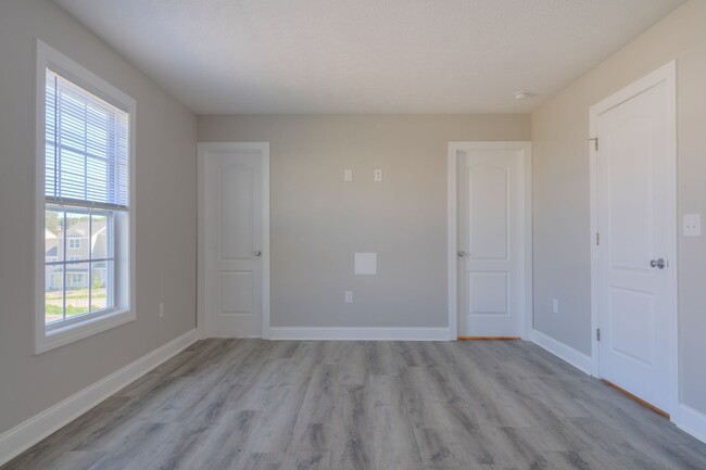 Building Photo - Oak Tree Townhome |3 Bed, 3.5 Bath| July 11th