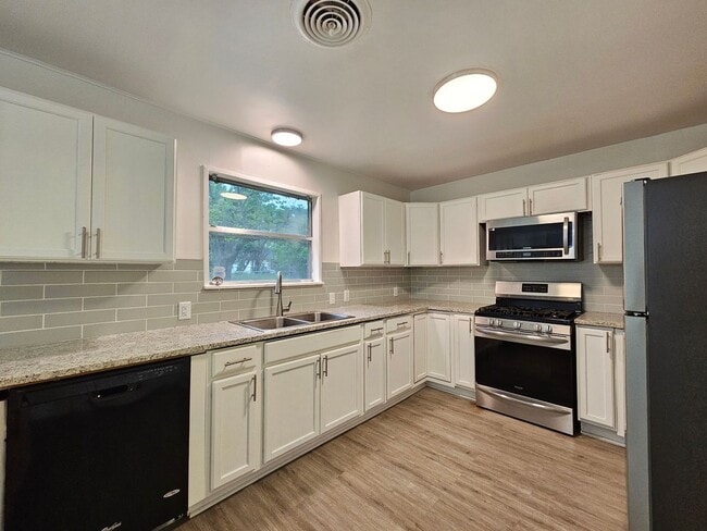 Building Photo - HUGE RENT REDUCTION AND $99 MOVE IN SPECIAL!