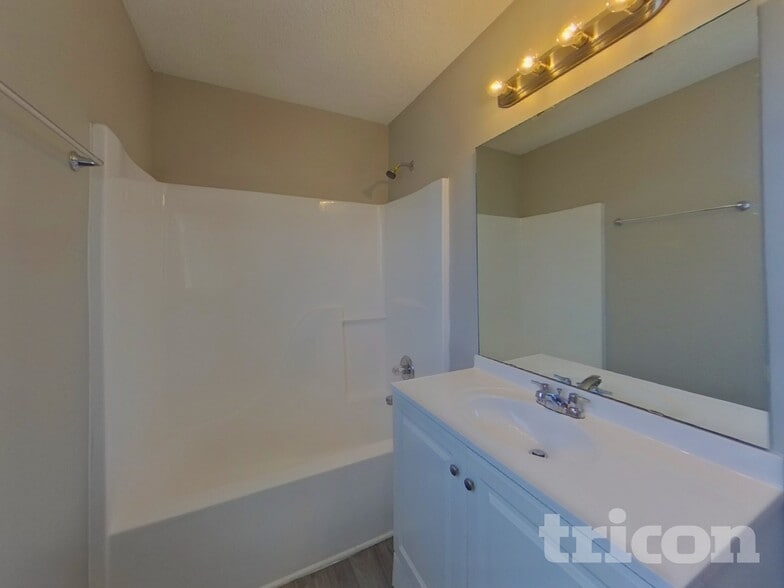 Building Photo - 5 High Glen Ct