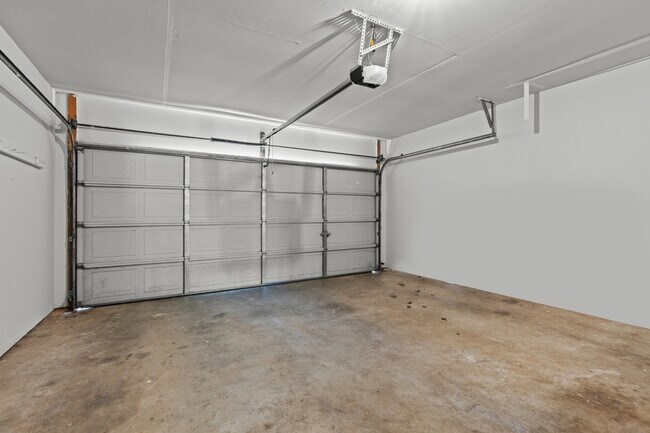 Building Photo - 100 River Oaks Dr