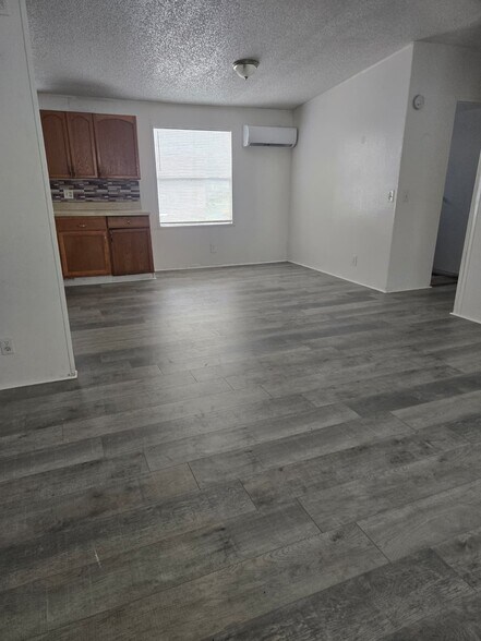 Building Photo - 1006 W Maxanna Blvd