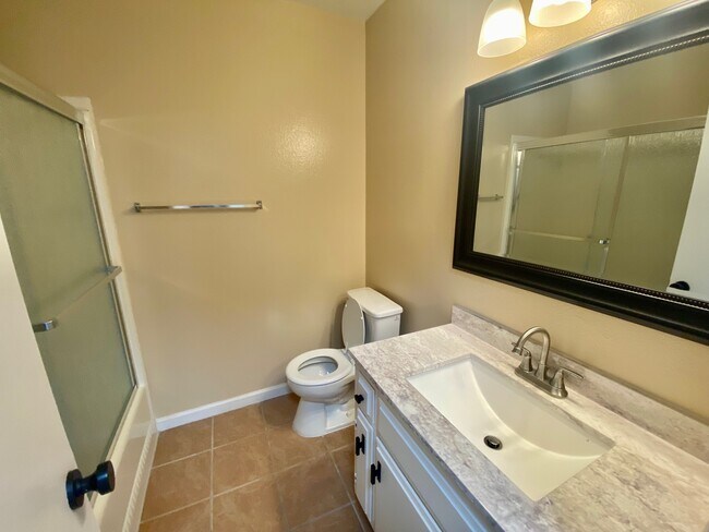 Building Photo - 2521 W Sunflower Ave