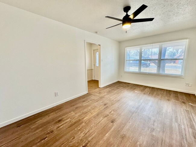 Building Photo - Newly Remodeled 3 bed 2 bath