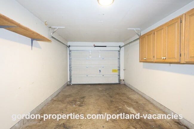 Building Photo - SE 73rd Ave - 3 bedroom townhouse in Mt Scott-Arleta neighborhood