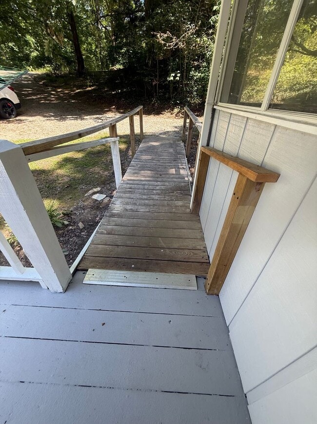Building Photo - Large Updated Three Bedroom
