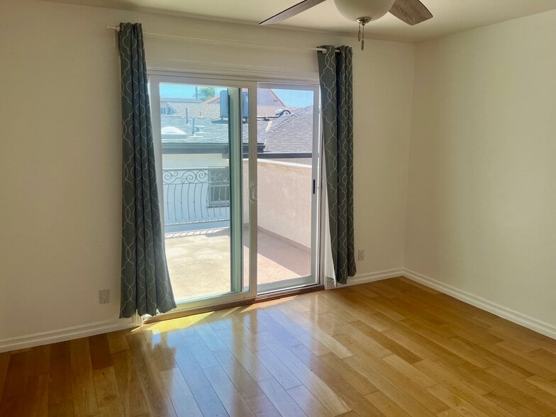 with Balcony - 918 21st St