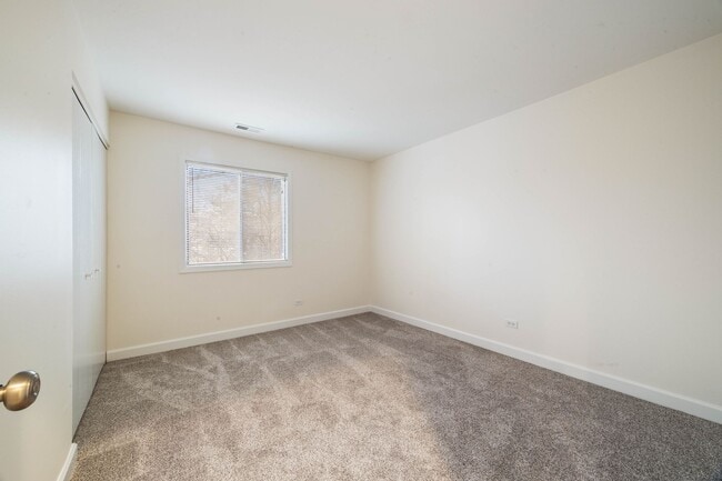 Building Photo - 0N 24 Ambleside Dr