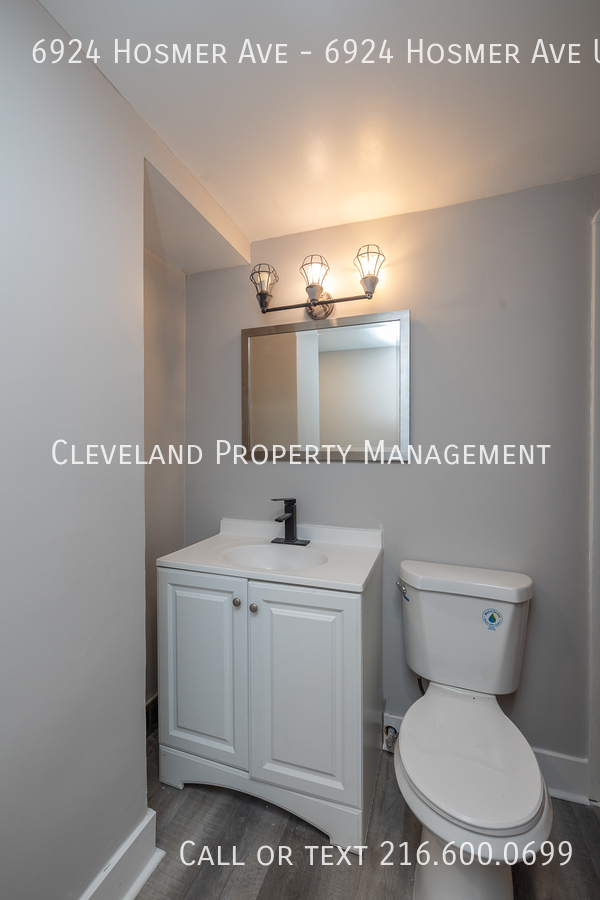 Building Photo - Newly Renovated Cleveland Duplex