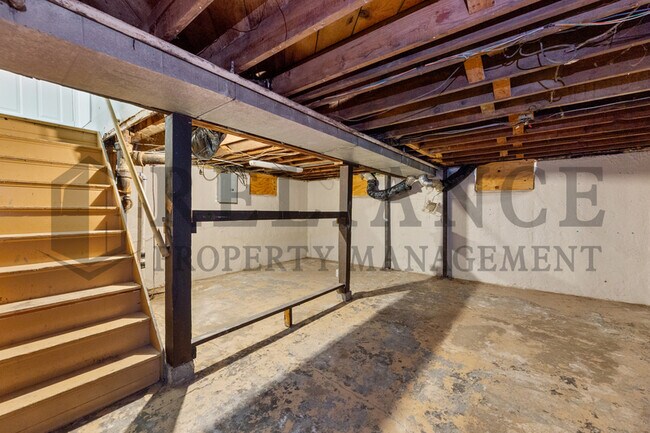 Building Photo - 1912 N Hood St