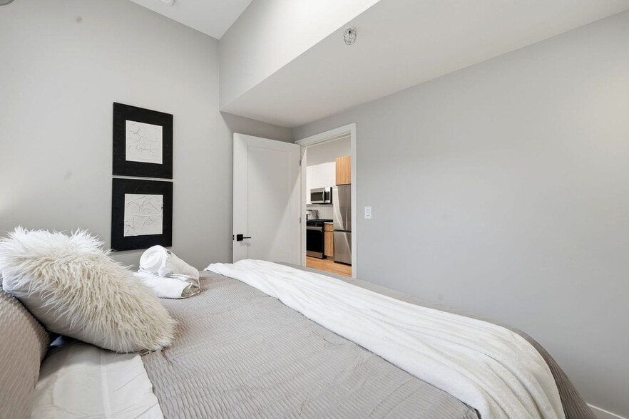 Building Photo - 6044 N Winthrop Ave