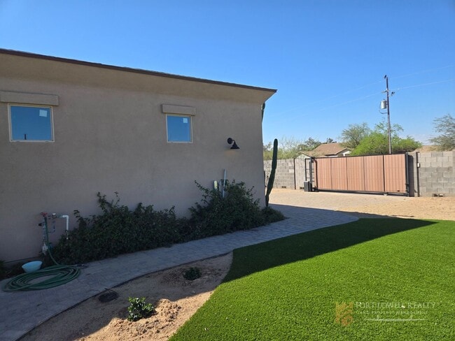 Building Photo - Stunning 2-bed, 2-bath Casita in North Phoenix