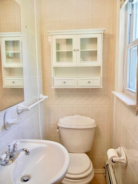 Main Bedroom 1/2 Bath - 46 Forrest Ave