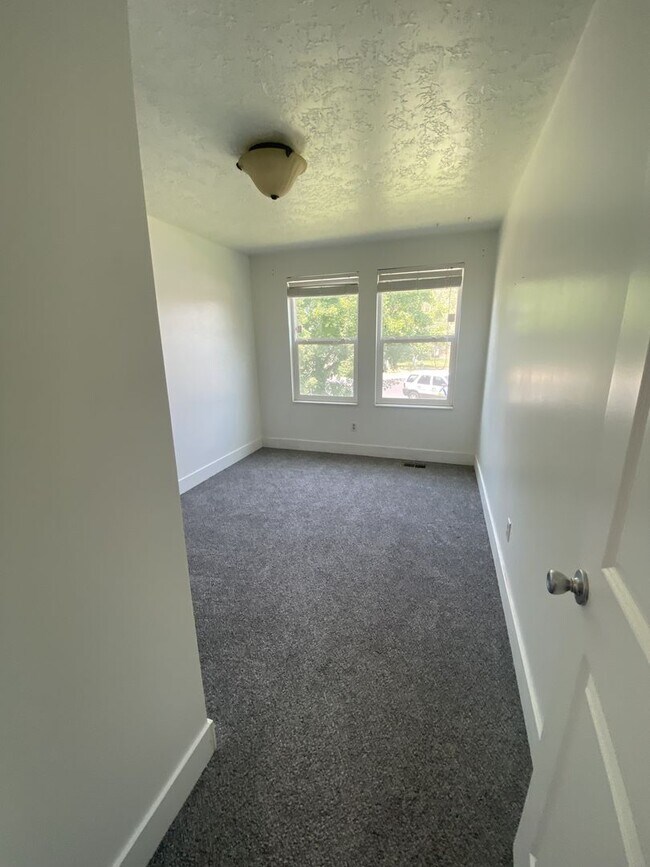 Building Photo - Candy-Coated Deal – 3 Weeks Free on 4 Bed,...