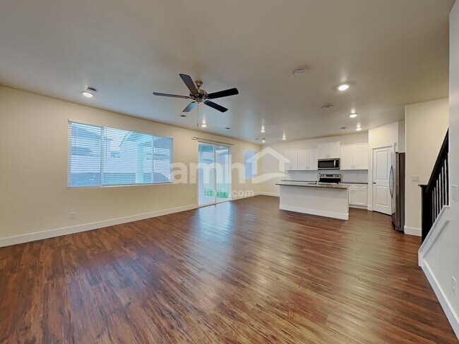 Building Photo - 749 S Rocker Ave