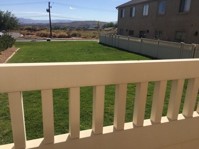 Building Photo - Beautiful Skyhawk Town Home, 1 car garage.