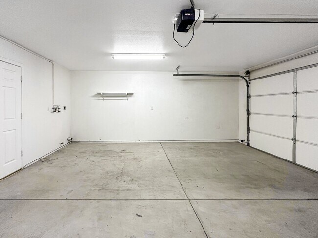 Building Photo - 1240 W Mariposa Ave