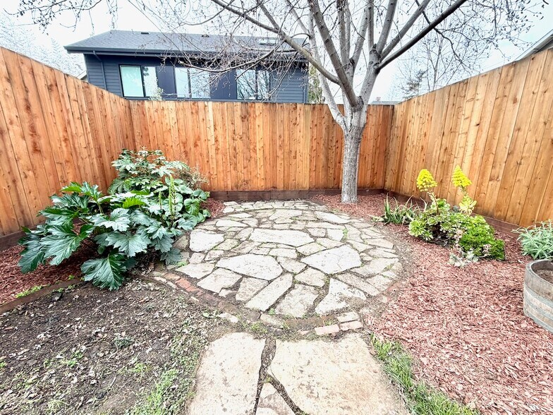 Building Photo - 3263 Louise St