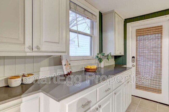 Building Photo - 1309 E 13th St