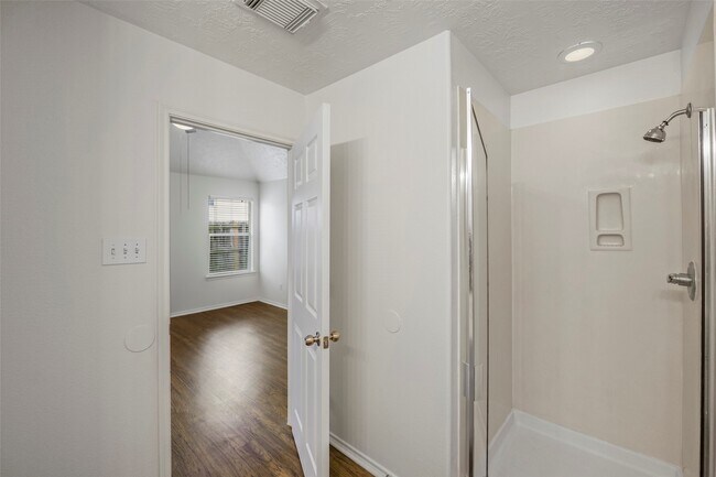 Building Photo - 18401 Sunrise Oaks Ct