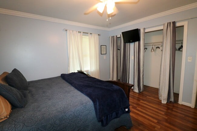 Building Photo - Wonderful Lake Home