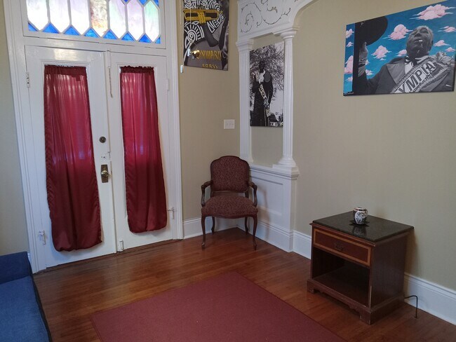 Building Photo - 1010 Louisa St