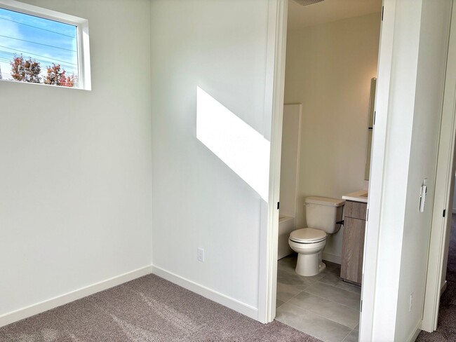 Building Photo - *MOVE-IN SPECIAL*  St. Johns New Build Townhouse - Bright and Spacious End Unit 2 Bedroom with A/...