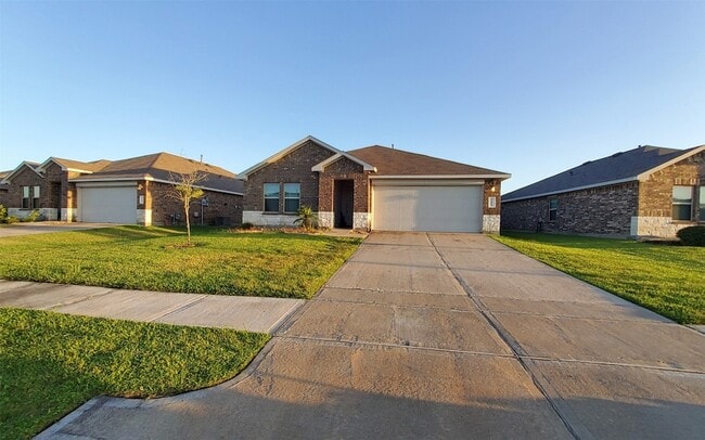 Building Photo - 22619 Castello Lakes Dr