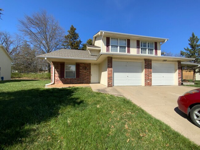 Building Photo - 3 Bedroom 2 Bathroom Duplex