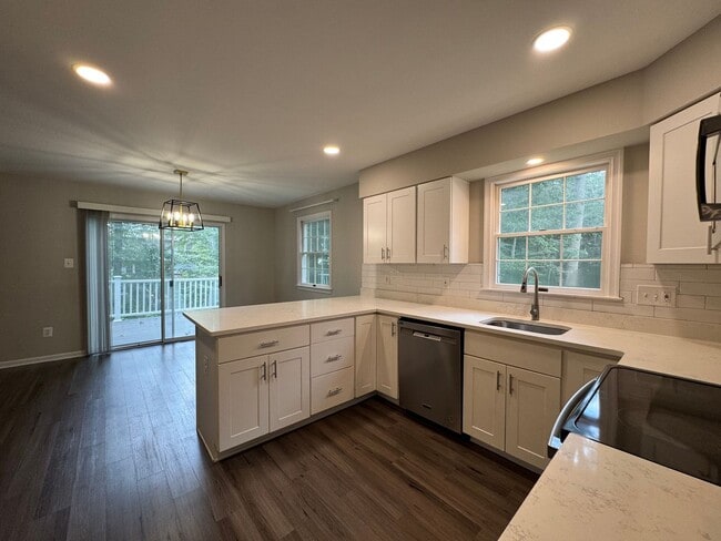 Building Photo - Stunning 4 Bed 3.5 Bath Home With Deck And...